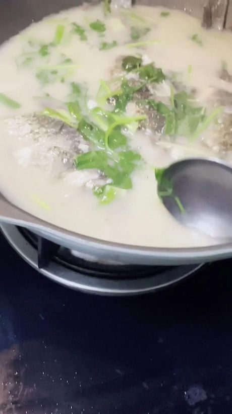 怎么做鲫鱼汤好喝，如何炖出美味可口的鲫鱼汤