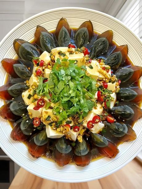 皮蛋拌豆腐：简单的美食，丰富的味道