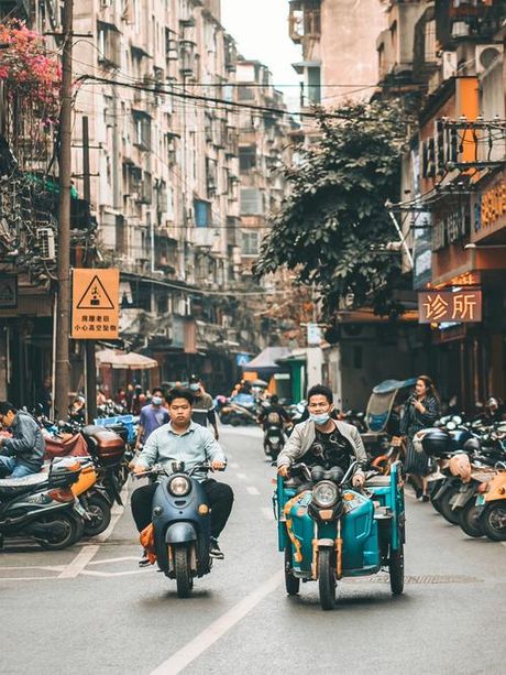 行色匆匆：忙碌生活的写照
