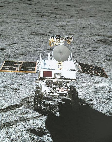 探索宇宙奥秘：玉兔二号月球车的“画月饼”之旅