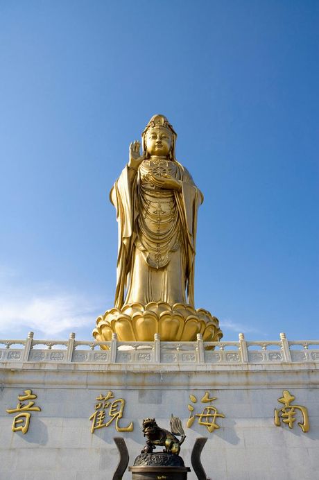 普陀山：位于浙江省舟山群岛的佛教圣地