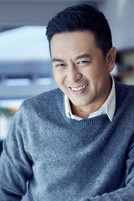 张嘉译为什么走路驼背