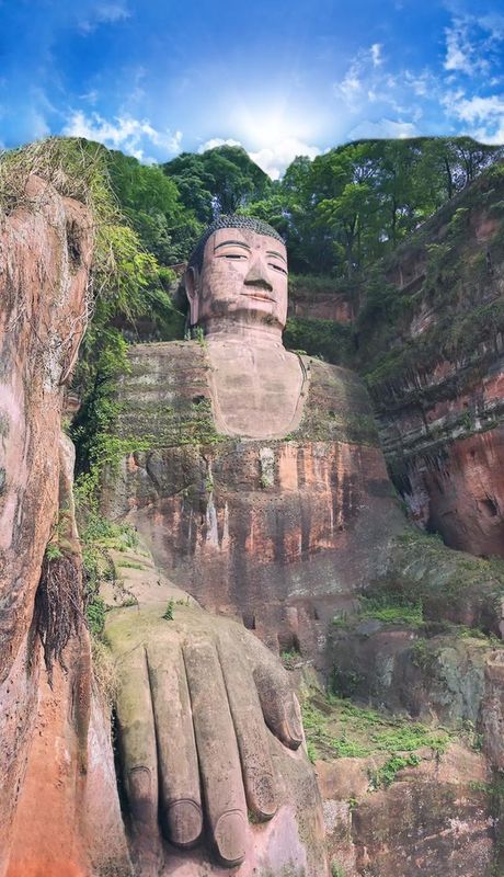 乐山大佛：世界上最大的石刻佛像