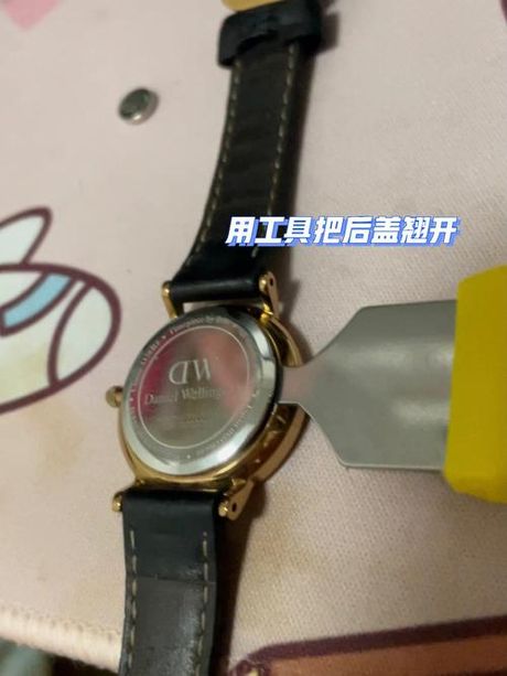 dw手表怎么换电池，DW手表电池更换指南
