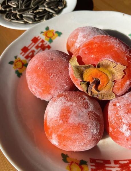 冰箱冻柿子怎么吃好吃，冰箱冻柿子的美味吃法