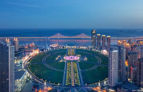 大连夜景：璀璨星河下的海滨之城