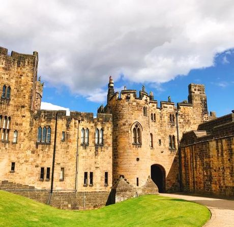 探索阿尼克城堡：历史与魅力的融合