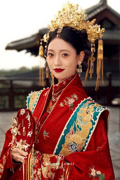 凤冠霞帔：传统与现代的完美融合
