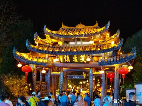 芙蓉镇：历史与地理的交汇点