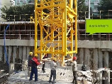 塔吊工作人员如何上去：揭秘塔吊的攀登方式